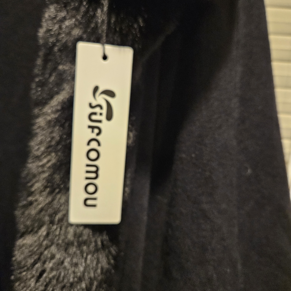 Elegant Black Fur-Trimmed Cape - Picture 5 of 5